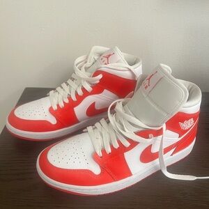 Air Jordan Womens Mid red and white -New no box size 9